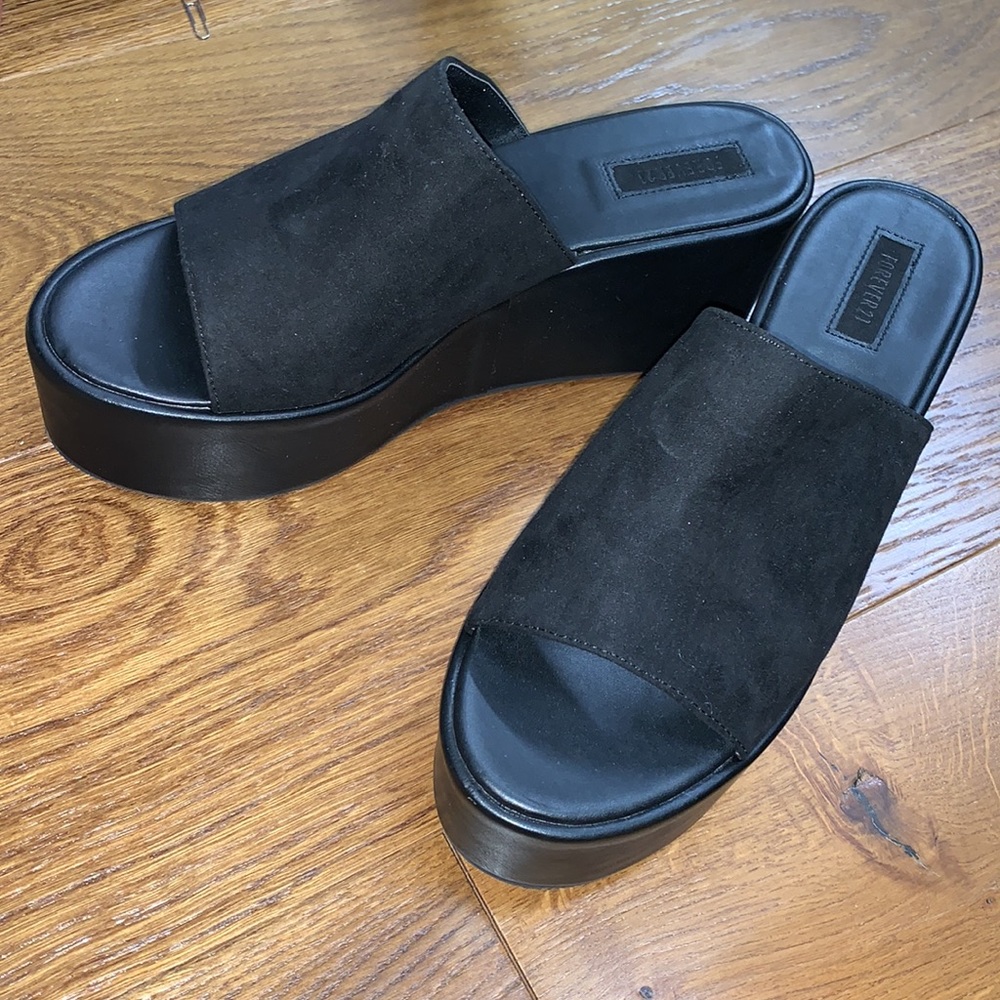 FOREVER 21 Black Platform Sandals - Picture 2 of 6